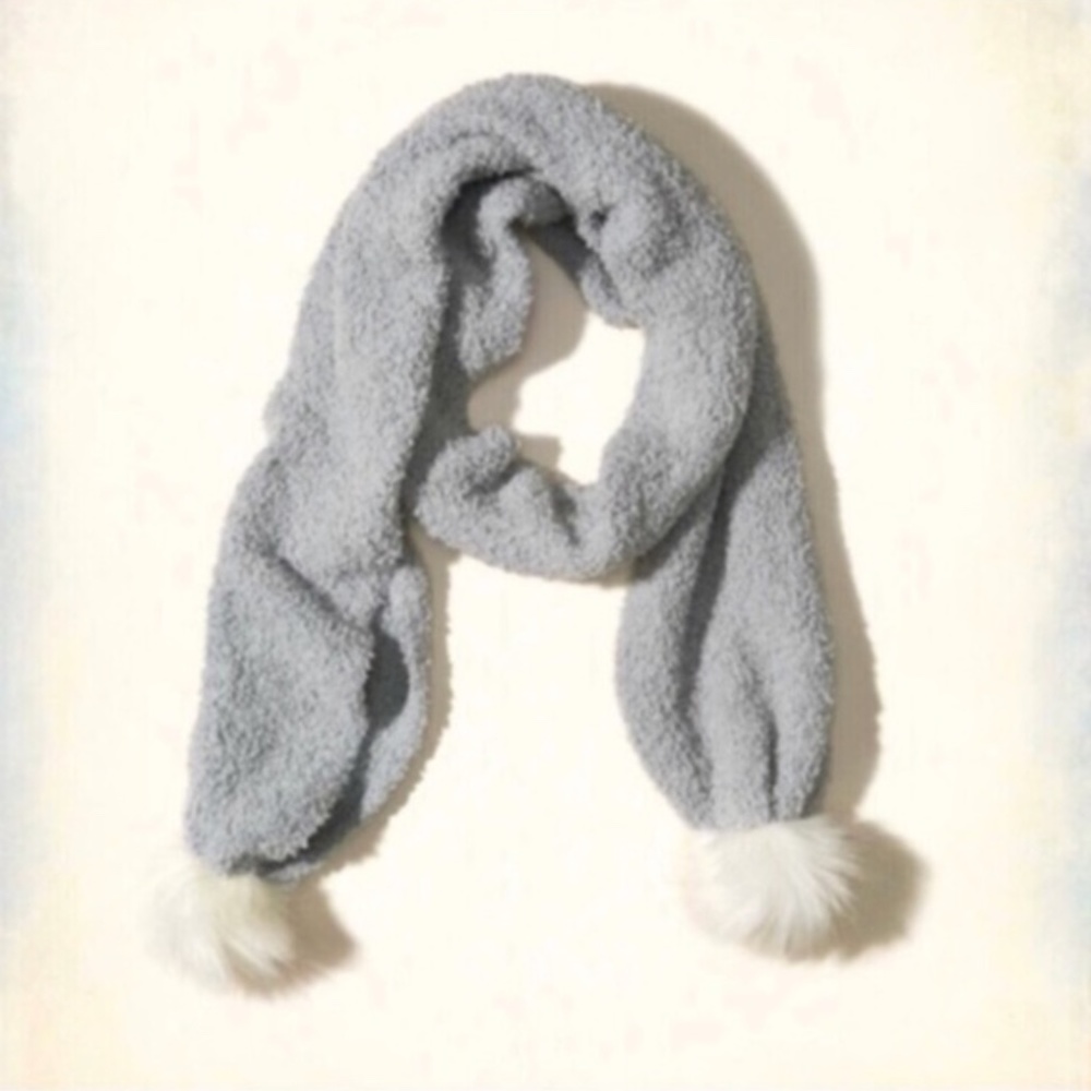 Hollister pom pom scarf Gray (NWT)